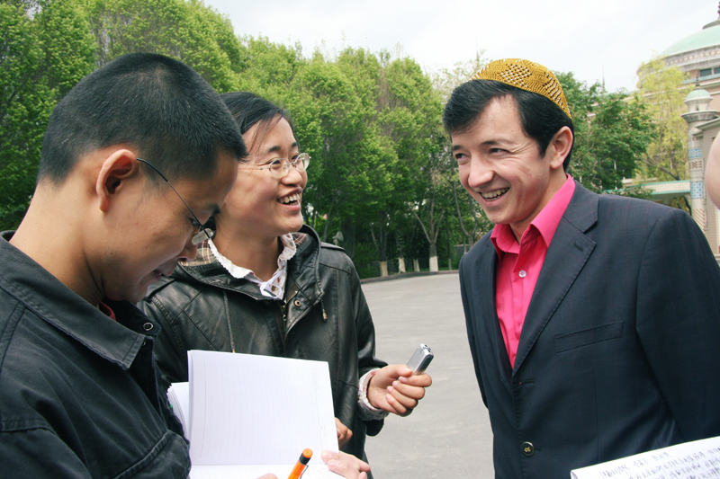 Le 8 mai 2009, une journaliste mène une interview dans un institut musulman du Xinjiang.