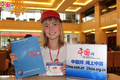 Die russischen Kinder beim China Summer Camp halten die Info-Broschüre von China.org.cn. (Foto vom 31. Juli 2010)